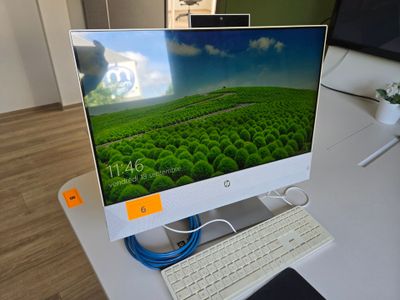 un ordinateur de bureau posé sur une table avec un clavier et une souris