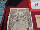 une table sur laquelle se trouvent plusieurs objets
