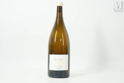 une bouteille de vin posée sur une table