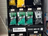 une présentation de divers outils dans un magasin