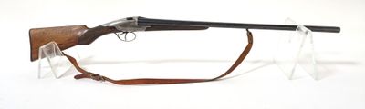 fusil exposé sur un fond blanc, avec des lunettes transparentes posées dessus