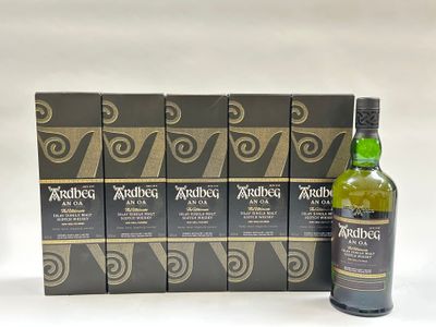 une bouteille de whisky Ardbig à côté de six cartons de whisky