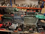 de nombreux outils différents sur une étagère dans un magasin