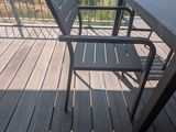 une table et deux chaises sur un balcon avec vue
