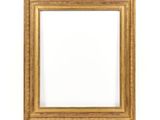 un cadre photo en vieil or sur fond blanc