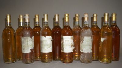 six bouteilles de vin sont alignées sur une table