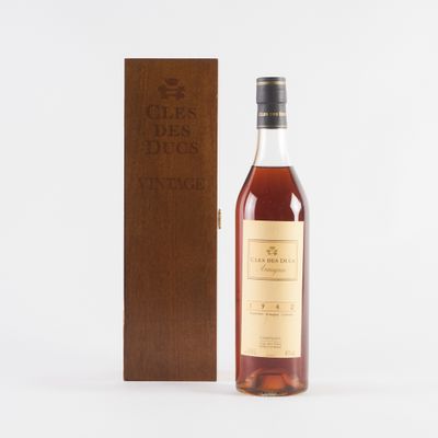 une bouteille de whisky posée à côté d'une caisse en bois