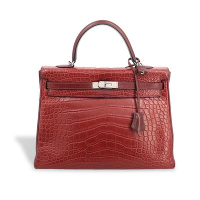 un sac à main en cuir imitation crocodile rouge muni d'un fermoir métallique