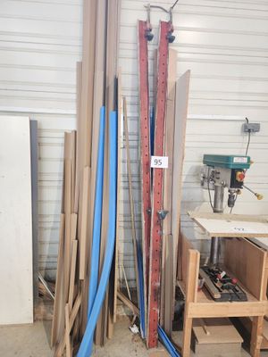 plusieurs morceaux de bois sont empilés dans un garage