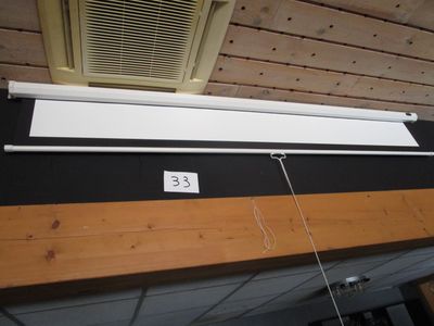 une photo d'un rebord de fenêtre sur lequel figure un chiffre