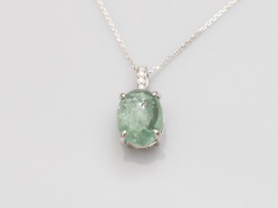 un pendentif en tourmaline verte et diamants, monté sur une chaîne en argent