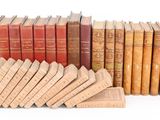 une pile de livres empilés les uns sur les autres et placés côte à côte
