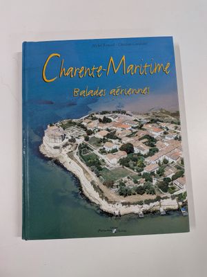 un livre sur la couverture duquel figure l'image d'une ville