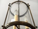 une lampe suspendue au plafond de la pièce