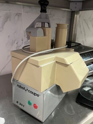 un mixeur posé sur le comptoir d'une cuisine