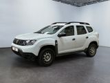 La Dacia blanche est garée dans une pièce blanche équipée d'une galerie de toit noire