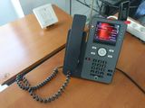 un téléphone posé sur un bureau à côté d'un autre téléphone