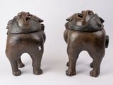 paire d'éléphants asiatiques en bronze sculpté, avec des défenses sur le dos