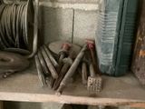 une étagère sur laquelle sont posés tout un tas d'outils