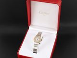 une montre dans un coffret rouge posé sur un fond noir