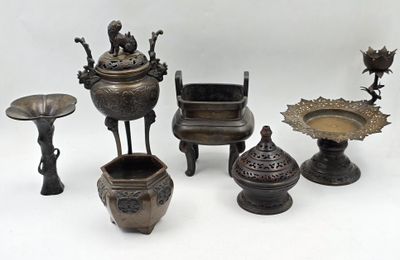 de nombreux objets en bronze posés sur une table
