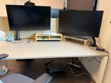 un bureau équipé de deux écrans et d'un clavier