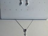 Ensemble collier et boucles d'oreilles en métal argenté, orné de perles en verre topaze bleue