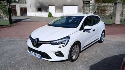 une voiture blanche garée devant un bâtiment