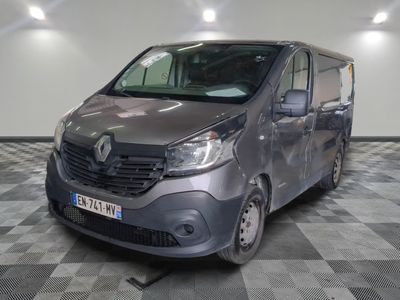 la photo d'une camionnette grise garée dans un garage