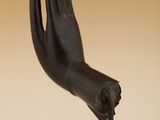 une photo d'une sculpture représentant une main posée sur un socle