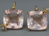 une paire de boucles d'oreilles en quartz rose et diamants ornées de breloques en forme d'abeille