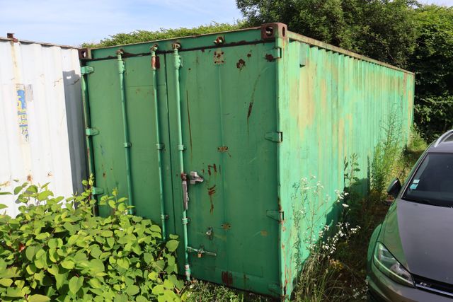 Container vert. L 12m H 2.40m H 2.90m environ. Visite le mercredi...