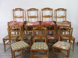 de nombreuses chaises alignées les unes à côté des autres dans une pièce