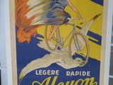 affiche représentant une femme à vélo avec un drapeau à l'arrière