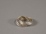 un gros plan d'une bague en argent posée sur une table