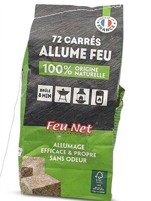 le sac de provisions est posé sur la table à côté du sac de provisions
