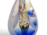 une sculpture en verre représentant un cheval à l'intérieur d'une larme bleue