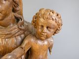 une statue en bois représentant une femme tenant un enfant