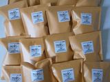 une grande pile de sacs en papier brun remplis de nourriture posée sur une table