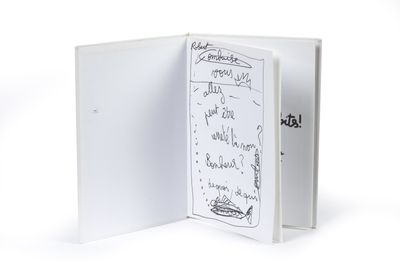 une photo d'un livre sur lequel figurent des inscriptions