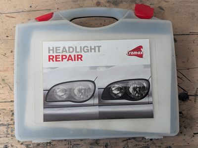 un étui en plastique sur lequel figure l'image d'un kit de réparation de phares de voiture