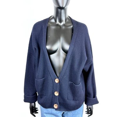 Le mannequin porte un gilet bleu et un jean.