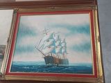 une photo d'un tableau représentant un bateau, dans un cadre