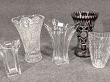 un grand nombre de vases en verre posés sur une table