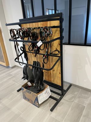 un porte-chaussures sur lequel sont posées plusieurs paires de chaussures, dans une pièce
