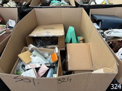de nombreuses boîtes contenant des articles divers, empilées les unes sur les autres