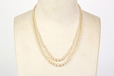 des colliers de perles à deux rangs sur un torse de mannequin