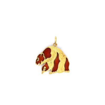 un gros plan d'un pendentif en forme d'ours plaqué or sur fond blanc
