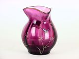 un vase en verre violet orné d'un papillon