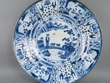 assiette bleue et blanche ornée d’un motif d’oiseaux et de fleurs